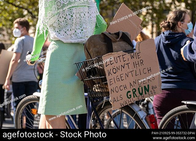 24 September 2021, Hessen, Frankfurt/Main: Several thousand people take part in the ""Global Climate Strike"" of the ""Fridays for Future"" movement in the city...