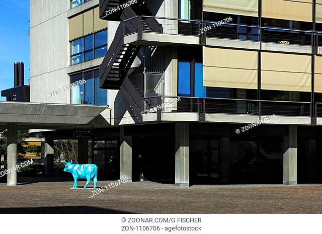 Zürcher Kuh-Kultur, Himmelblaue Kuhplastik im Innenhof der Universität Zürich-Irchel, Zürich, Schweiz / Zurich cow parade