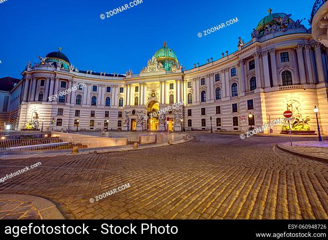Die berühmte Hofburg mit dem Heldenplatz in Wien bei Nacht