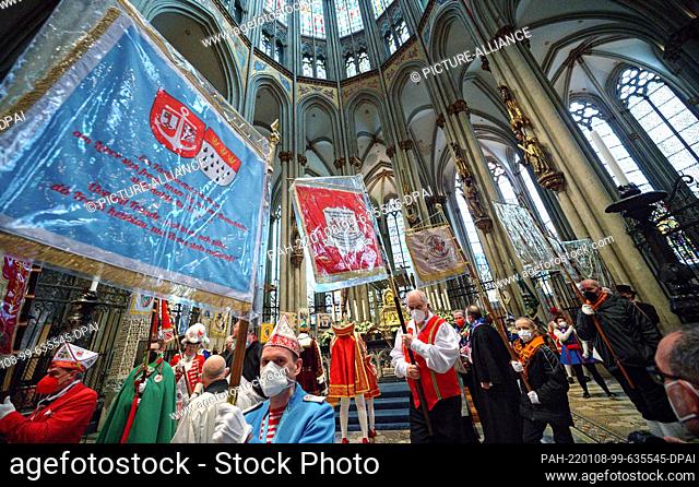 08 January 2022, North Rhine-Westphalia, Cologne: The flag bearers of the carnival societies stand at an ecumenical service for Cologne carnivalists in the...
