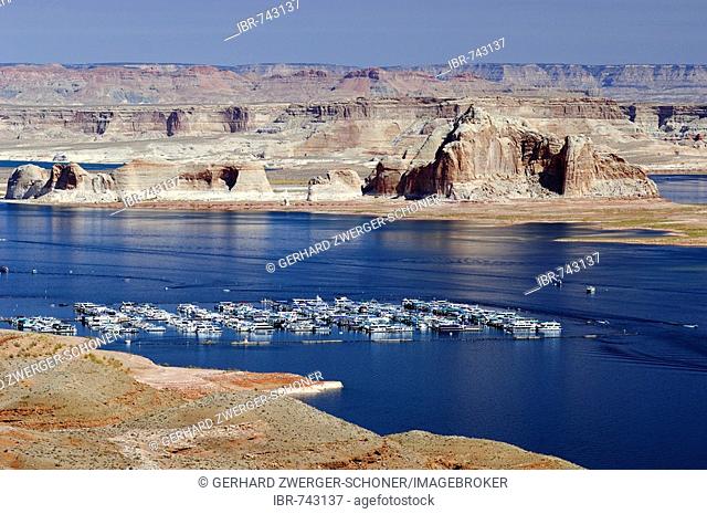 View from Wahweap Marina, houseboats in the evening, Lake Powell, Arizona, USA, North America