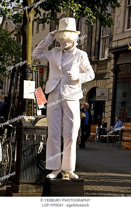 Scotland, Lothian, Edinburgh, A Fringe street performer entertains passers by