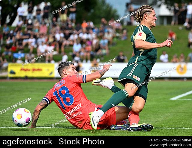 28 July 2023, Austria, Lienz: Soccer: Test match, Udinese Calcio - 1. FC Union Berlin, Nehuen Perez (l) of Udinese Calcio and Union's Kevin Behrens in a duel