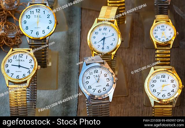 06 October 2023, Saxony, Torgau: 06.10.2023, Torgau. Wristwatches are displayed at the stand of a flying hairdresser. Photo: Wolfram Steinberg/dpa Photo:...