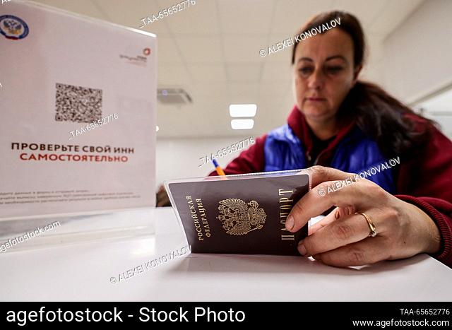 RUSSIA, KHERSON REGION - 11 de diciembre de 2023: Una mujer visita un centro de servicios públicos Moi Dokumenty en la ciudad de Genichesk