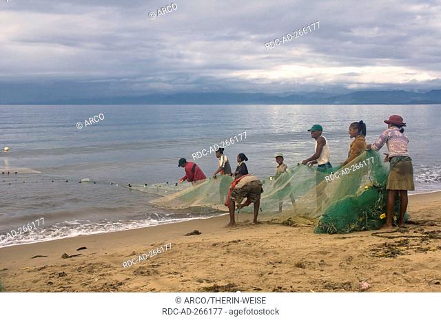 Fishermen, Antogil Bay, Maroantsetra, Madagascar / fisherwomen, fishing net
