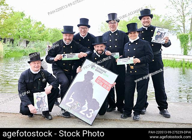 13 May 2022, Berlin: On Friday the 13th, chimney sweepers Thomas Rosenmüller (l-r), Enrico Medved, Norbert Skorbek, Andreas Walburg, Hartmut Mewes