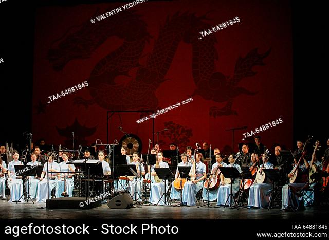 RUSSIA, ST PETERSBURG - NOVIEMBRE 16, 2023: La Orquesta Tradicional de la Ópera Nacional China Drama El teatro se realiza en el Teatro Alexandrinsky a los lados...