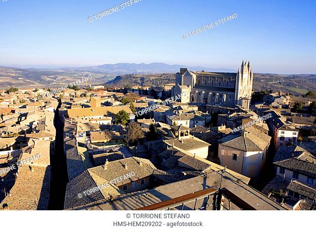 Italy, Umbria, Orvieto, the town and the Duomo seen from the top of the Torre del Moro