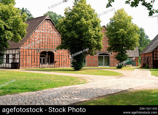 In einem Rundlingsdorf sind die Höfe keil- oder sektorenförmig um einen runden oder ovalen Platz gruppiert, der bei der Anlage nur über einen Zugang verfügte