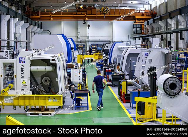 15 June 2023, Saxony, Chemnitz: Several large machining centers are assembled in a production hall at NILES-SIMMONS Industrieanlagen GmbH