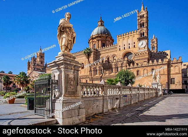 Cathedral on Via Vittorio Emanuele in the old town, Palermo, Sicily, Italy