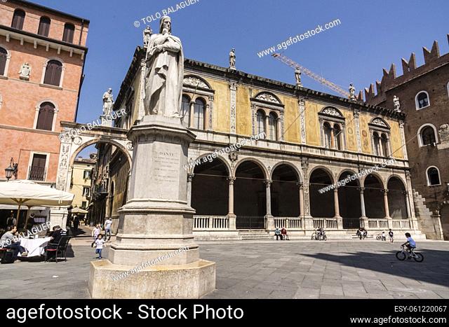 monumento de Dante Alighieri, Ugo Zannoni , marmol de Carrara, Loggia del Consiglio, . - lògia per Frey Giocondo-, Piazza dei Signori