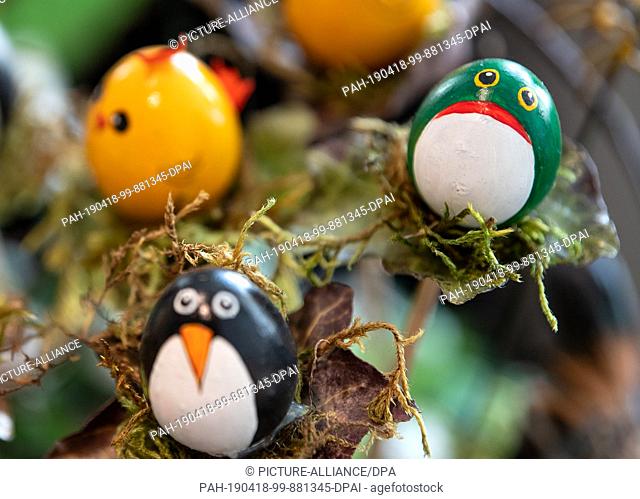 18 April 2019, Baden-Wuerttemberg, Sonnenbühl: A quail egg painted as a frog is exhibited at the Easter Egg Artists Market in the Easter Egg Museum