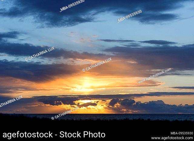 Ostsse, seaside resort Zingst, view to the sea horizon at sunset