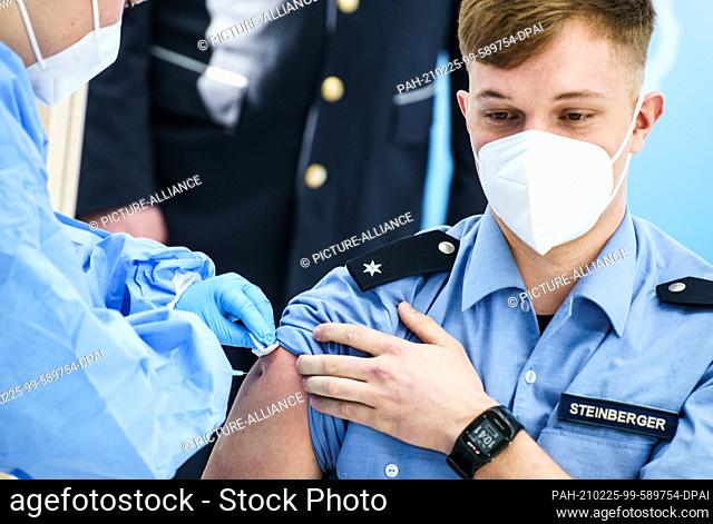 dpatop - 25 February 2021, Rhineland-Palatinate, Mainz: A police officer is vaccinated. The police internal vaccinations with the vaccinations of the functional...