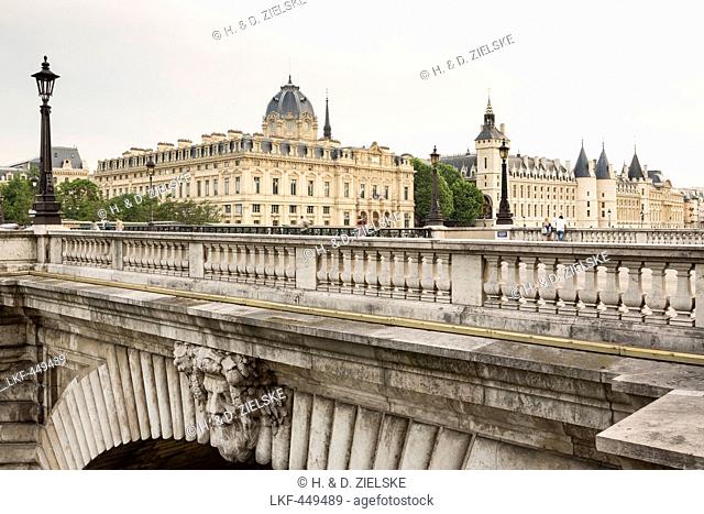 View over Pont de Notre Dame to Conciergerie, Palais de Justice de Paris, Ile de la Cite, Paris, Frankreich, Europa, UNESCO World Heritage Sites bank of Seine...