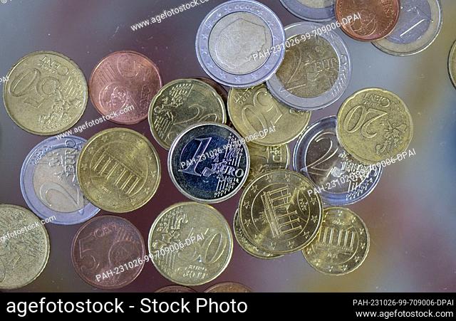 ILLUSTRATION - 23 October 2023, Saxony, Leipzig: Coins are lying on a table. Photo: Hendrik Schmidt/dpa. - Leipzig/Saxony/Germany