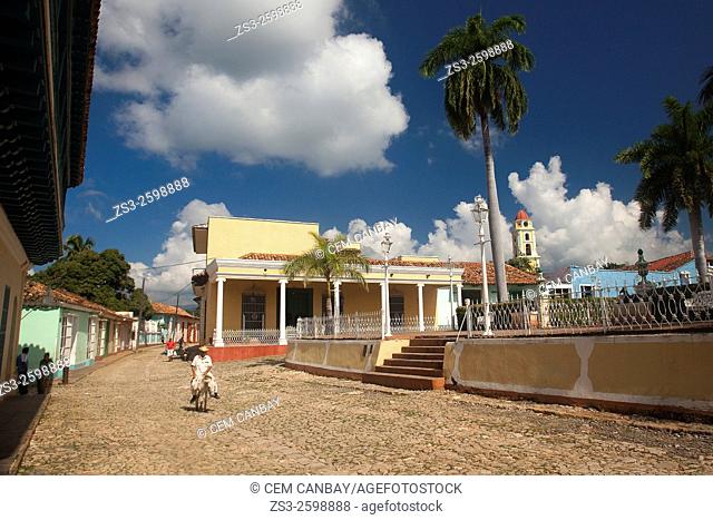 Scene from the Plaza Mayor with the colonial buildings around, Trinidad, Santi Spiritus, Cuba, West Indies, Central America