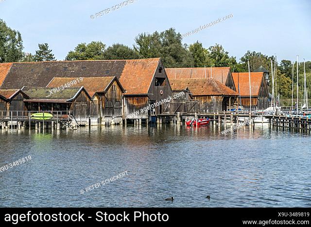 Bootshäuser am See in Utting am Ammersee, Oberbayern, Bayern, Deutschland | boathouses on the Ammersee lake shore, Utting am Ammersee, Bavaria, Germany