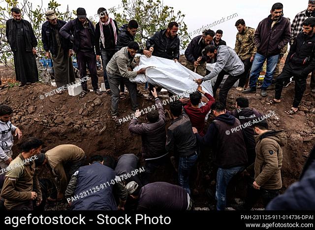 25 November 2023, Syria, Qoqfin: People bury the victims who were killed as a result of artillery shelling by the Syrian regime on the village of Qoqfin