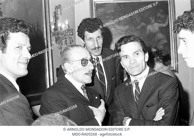 Italian writers Alberto Moravia e Pier Paolo Pasolini chatting with Italian actors Totò (Antonio de Curtis) and Ciccio Ingrassia (Francesco Ingrassia) in the...