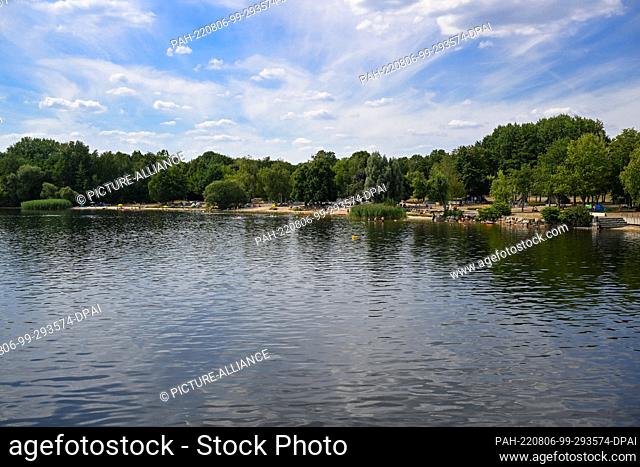 04 August 2022, Brandenburg, Senftenberg: The bathing beach is located next to the city harbor of Lake Senftenberg, which was opened in 2013