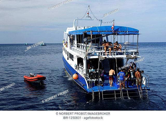 Dive ship picking up group of divers from the sea, Similan Islands, Phuket, Thailand, Asia, Andaman Sea, Indian Ocean