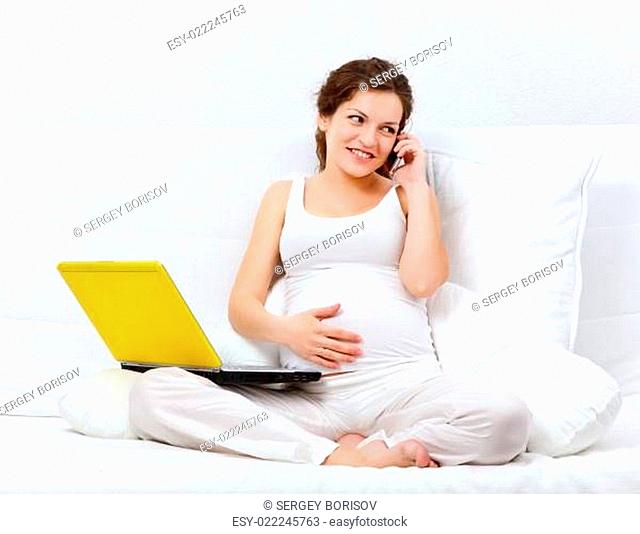 Young pregnant woman speaking on the phone