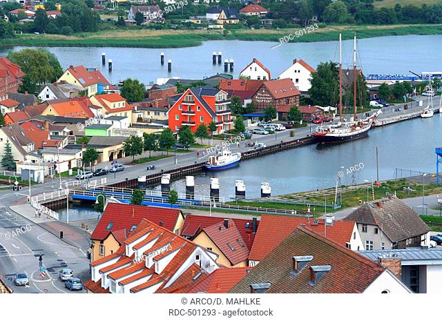 Wolgast Stadtzentrum mit Peenestrom und Hafen, Wolgast, Mecklenburg-Vorpommern, Deutschland