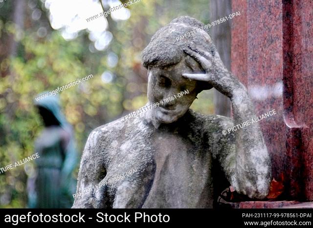 16 November 2023, Saxony, Leipzig: A sculpture at a gravesite in the South Cemetery. The dead are commemorated in Germany on Volkstrauertag (19.11