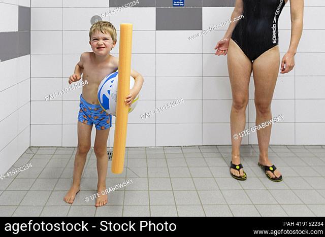 Topic: child taking a shower in a public bathhouse. - Bornheim/Deutschland