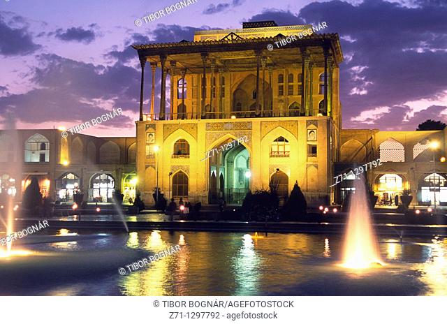 Iran, Esfahan, Isfahan, Ali Qapu Palace, Emam Khomeini Square, fountain