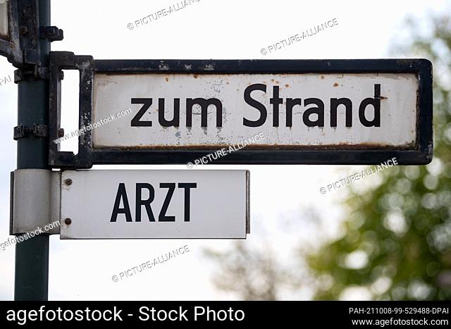 16 May 2020, Lower Saxony, Spiekeroog: A sign points to the medical practice on the East Frisian island. Photo: Sina Schuldt/dpa