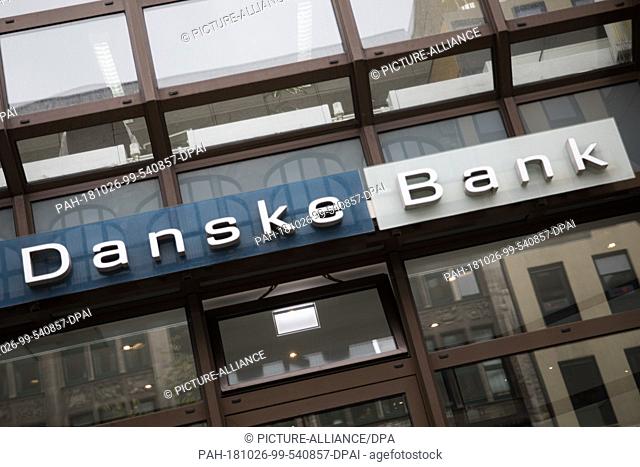 26 October 2018, Hamburg: Passers-by pass a building with a branch of the Danish Danske Bank. On 01.11.2018 Danske Bank publishes its figures for the 3rd...