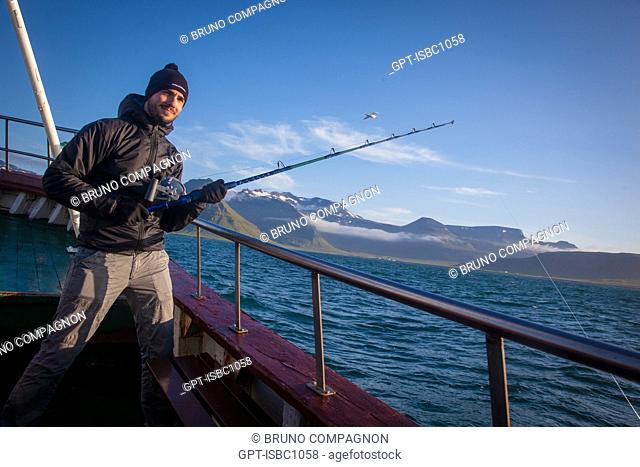 FISHERMAN ON THE WHALE WATCHING BOAT 'LAKI TOUR', GRUNDARFJORDUR, SNAEFELLSNES PENINSULA, WESTERN ICELAND, EUROPE