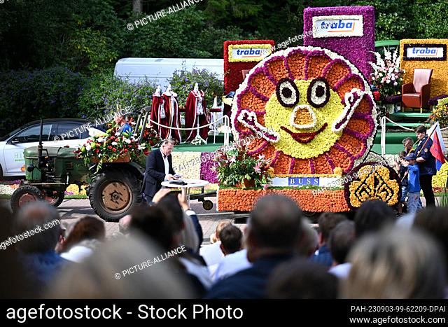 03 September 2023, Lower Saxony, Wiesmoor: The ""Sun"" theme float from the ""Wild Geese Wiesmoor Scout Tribe"". At the traditional blossom festival