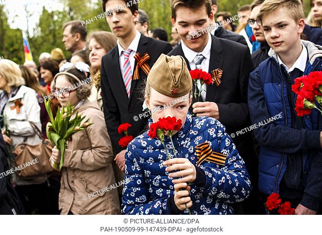 09 May 2019, Berlin: Students of the German School in the Russian Embassy visit the Soviet Memorial in Treptower Park on the occasion of the 74th anniversary of...
