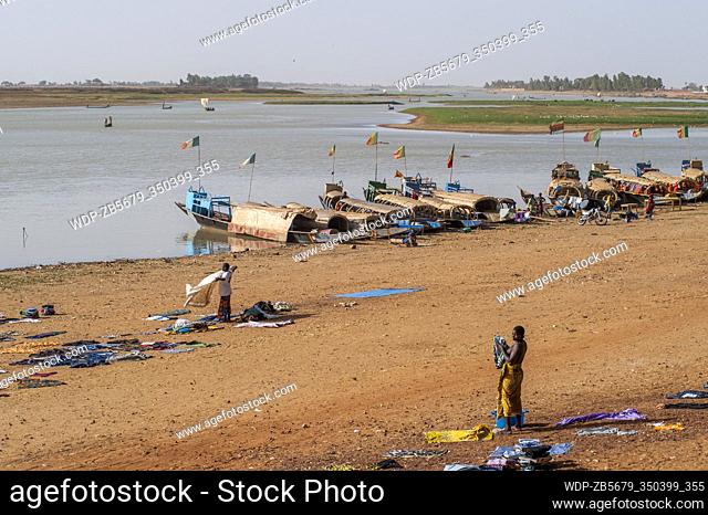 Women doing laundry on the shore of the Bani River in Mopti in Mali, West Africa