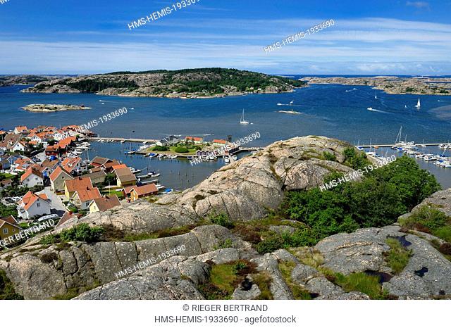 Sweden, Vastra Gotaland, Fjallbacka harbour, view from the top of the Vetterberget rock in the footsteps of Camilla Lackberg