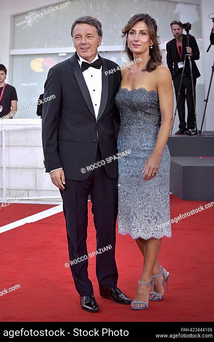 VENICE, ITALY - AGOSTO 30: Matteo Renzi y Agnese Renzi asiste a la alfombra roja inaugural en el 80o Festival Internacional de Cine de Venecia el 30 de agosto...