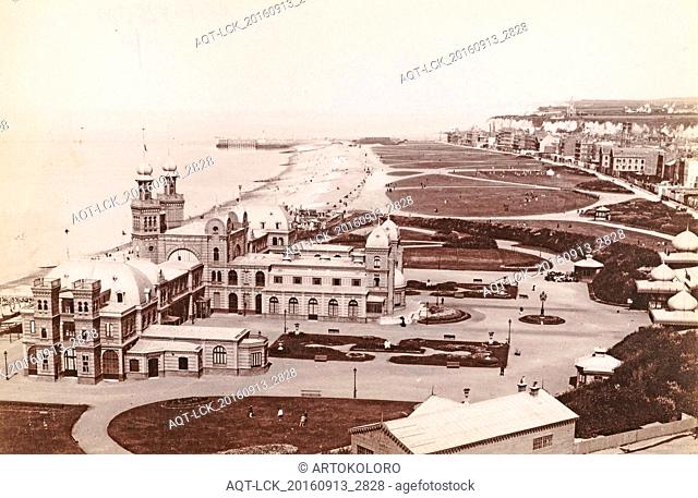 View of the beach and casino of Dieppe, France, Anonymous, 1850 - 1920