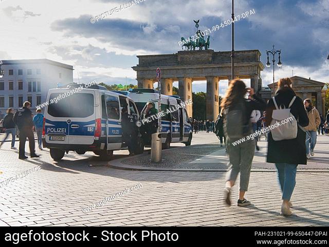 21 October 2023, Berlin: Police emergency vehicles are parked at the Brandenburg Gate. Pro-Palestine demonstrations are banned in the city this weekend as well