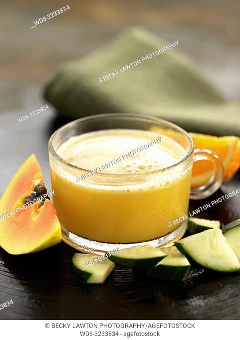 zumo de naranja, pepino y papaya. / orange, cucumber and papaya juice