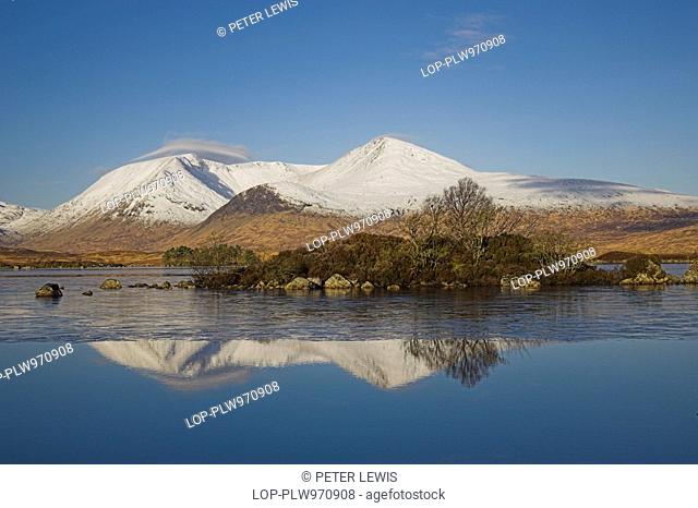 Scotland, Highland, Rannoch Moor, Mountains and clouds reflected in Loch na h-achlaise on Rannoch Moor in early morning light