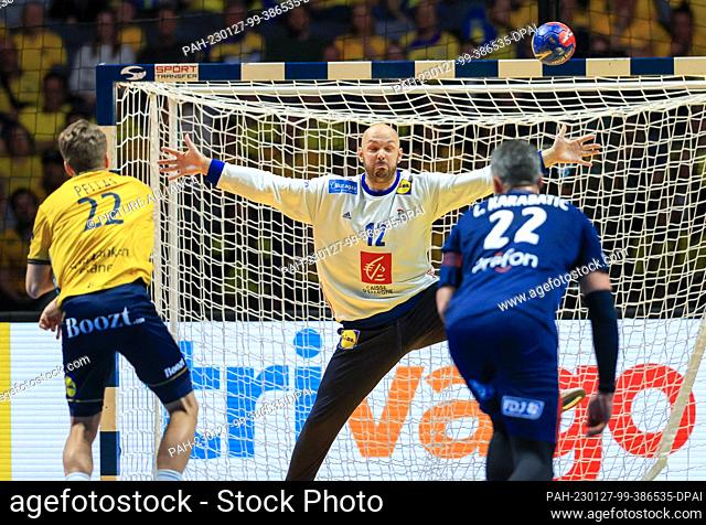 27 January 2023, Sweden, Stockholm: Handball: World Cup, France - Sweden, final round, semi-final at Tele2 Arena. Sweden's Lucas Pellas throws at France's...
