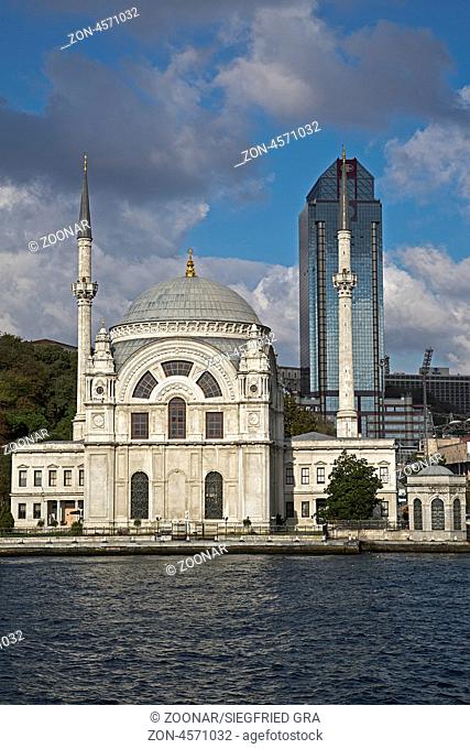 Moschee Dolmabahce Camii oder Benzmi Alem Valide Sultan Camii, Ritz Carlton Hotel, Besiktas, Bosporus, Bogazici, europäisches Ufer, Istanbul
