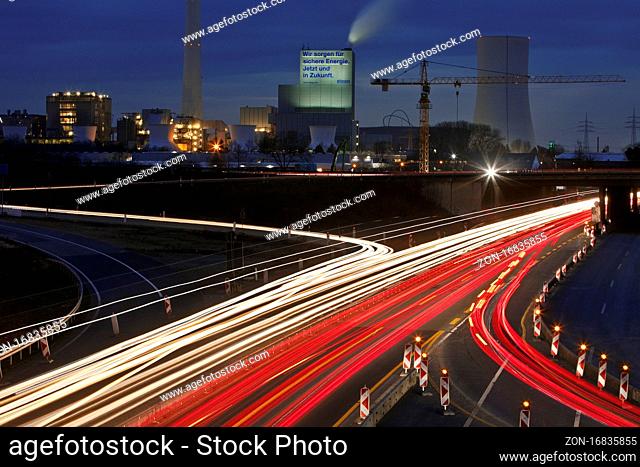Lichtspuren am Abend auf der Autobahn A 43 mit dem Steag Kraftwerk Herne im Hintergrund, Herne, Ruhrgebiet, Nordrhein-Westfalen, Deutschland, Europa