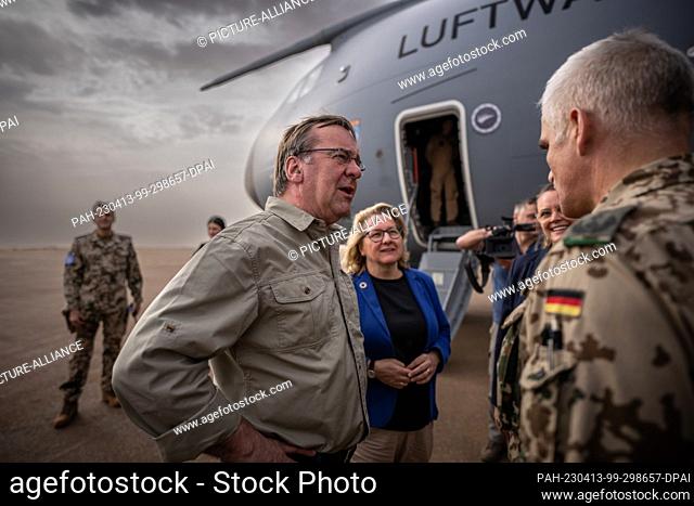 13 April 2023, Mali, Gao: Boris Pistorius (SPD), Minister of Defense and Svenja Schulze (SPD), Federal Minister for Economic Cooperation are welcomed at the...