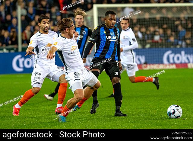 Deinze's Alessio Staelens and Club's Jose Izquierdo fight for the ball during a soccer game between JPL club Club Brugge KV and D1B club KMSK Deinze